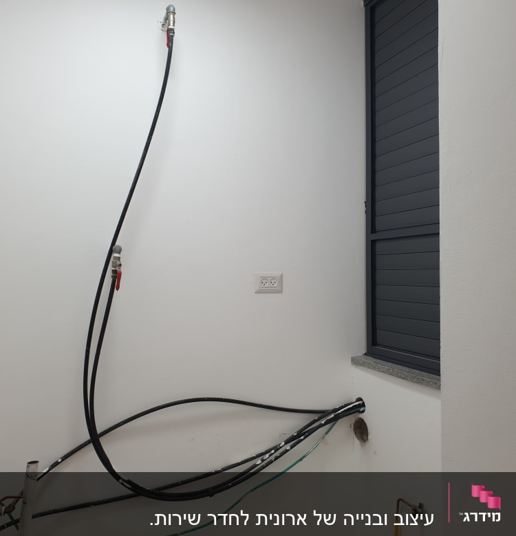 חדר עם צינורות חשמל וקיר לבן